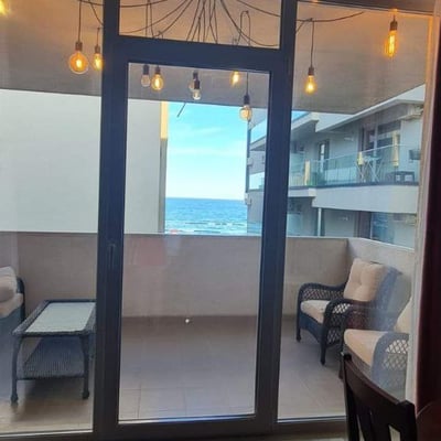 Аренда комфортной 2-комнатной квартиры 55 м² с отдельной кухней и видом на море в районе Mamaia, Констанца, Румыния